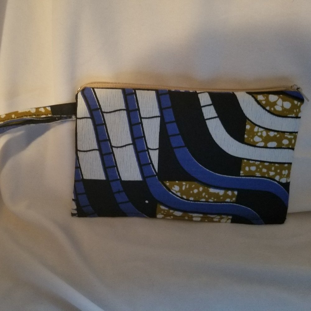 Elom Print Wristlet